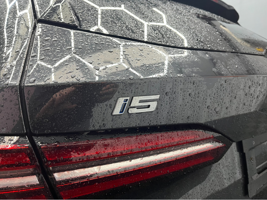 2024 BMW i5 2024 BMW I5 EDRIVE40 TOURING EXCELLENCE ELECTRIC AUTOMATIC / CRUISE CONTROL / 360° CAMERA / ELECTRIC MEMORY & HEATED SEATS / APPLE CARPLAY / PANORAMIC SUNROOF / PADDLE SHIFTERS / AMBIENT LIGHT