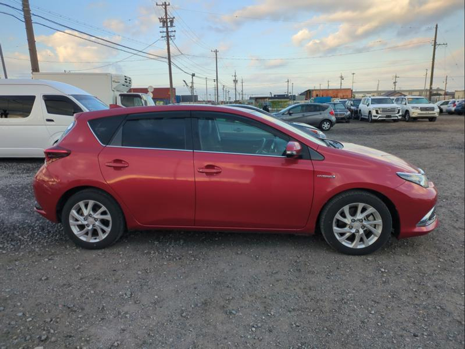 2017 Toyota Auris - image 4