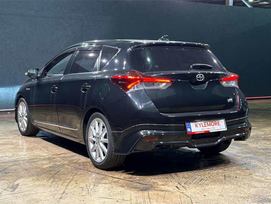 2016 Toyota Auris - image 5
