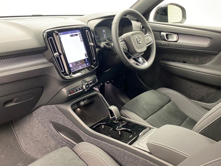 2026 Volvo EX40 - image 14