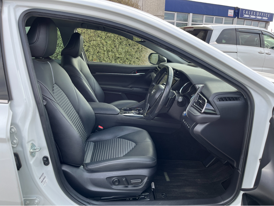 2019 Toyota Camry - image 10