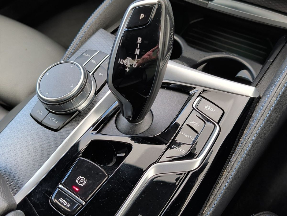 2021 BMW 5 Series - image 9