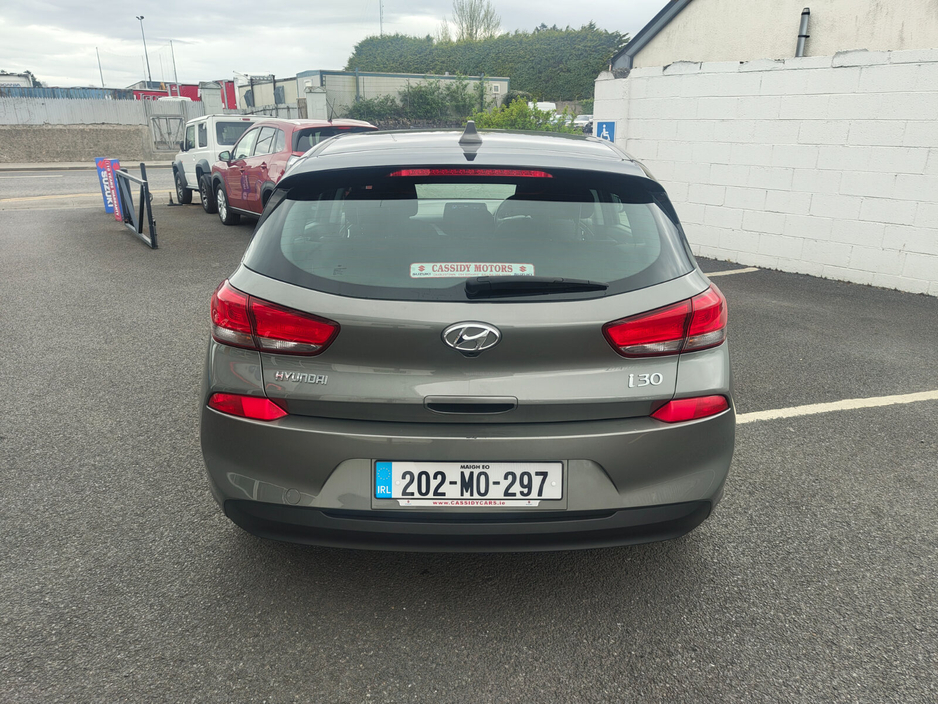2020 Hyundai i30 - image 7
