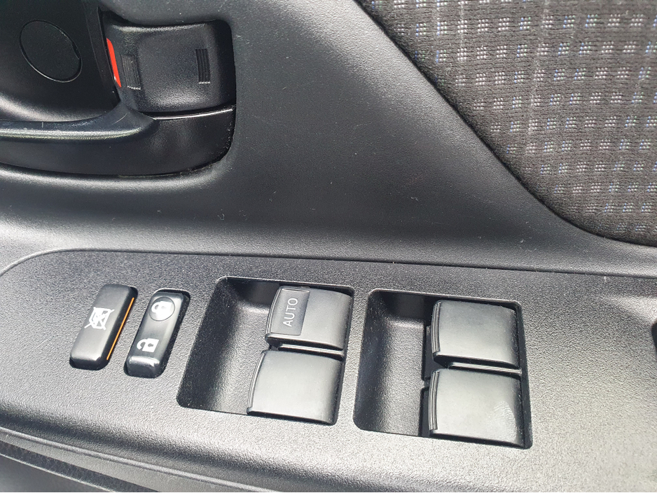 2018 Toyota Yaris - image 23