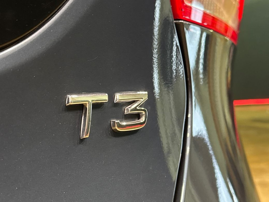 2018 Volvo V40 - image 11