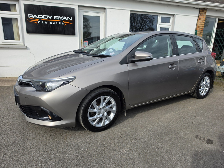 2016 Toyota Auris - image 5