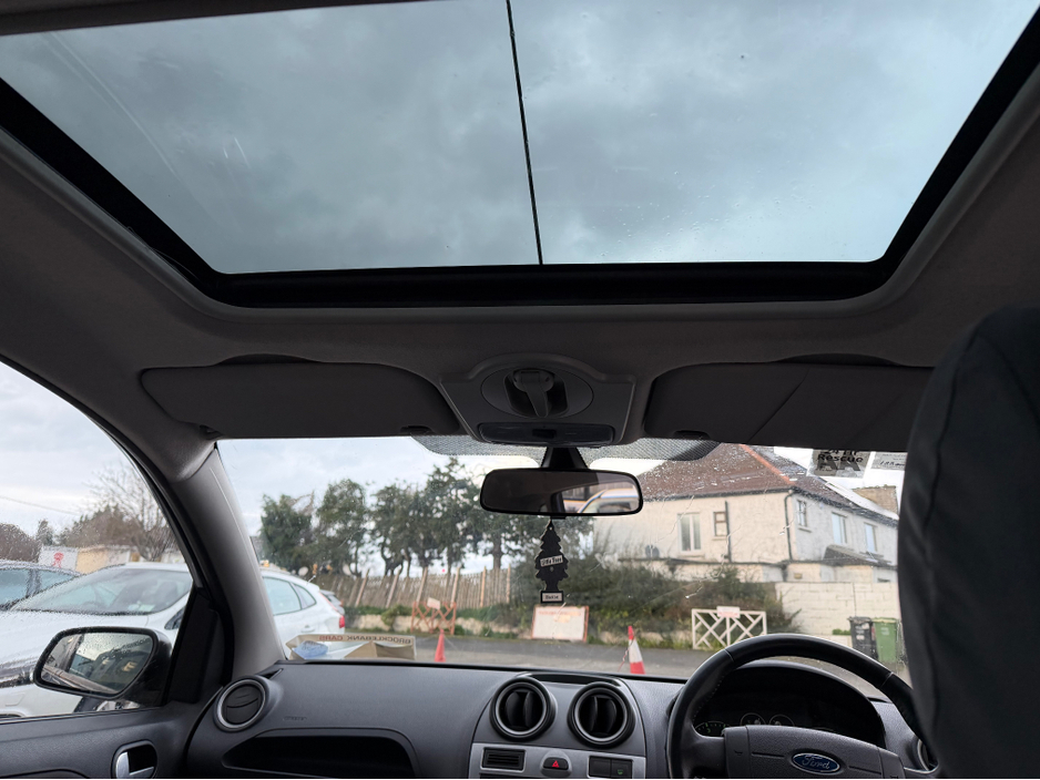 2008 Ford Fiesta - image 11