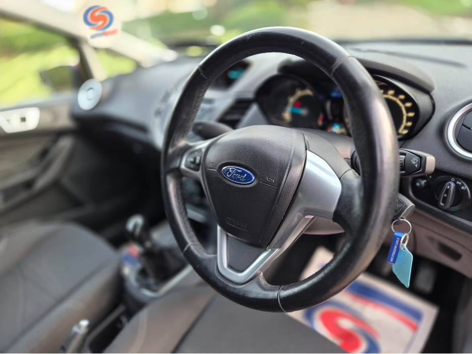 2013 Ford Fiesta - image 11