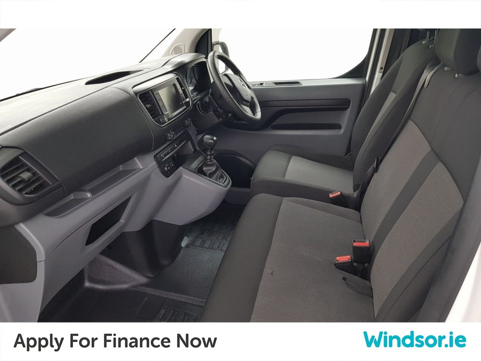 2022 Opel Vivaro - image 3