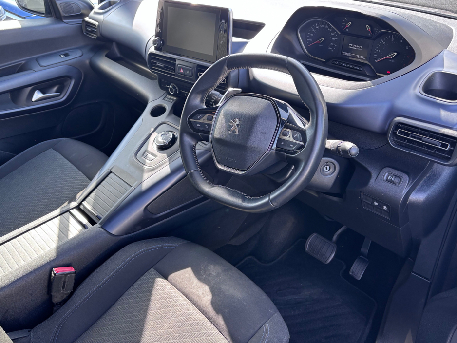 2020 Peugeot Rifter - image 9