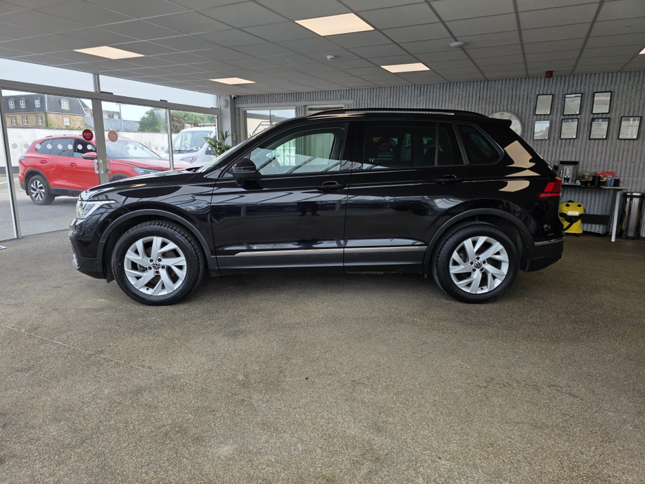 2023 Volkswagen Tiguan - image 8