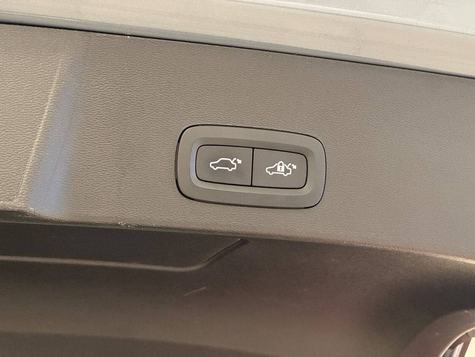 2022 Volvo XC40 - image 12