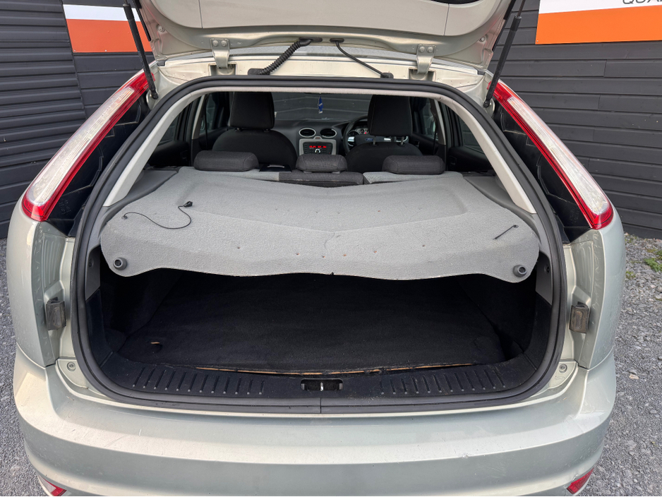 2010 Ford Focus - image 19