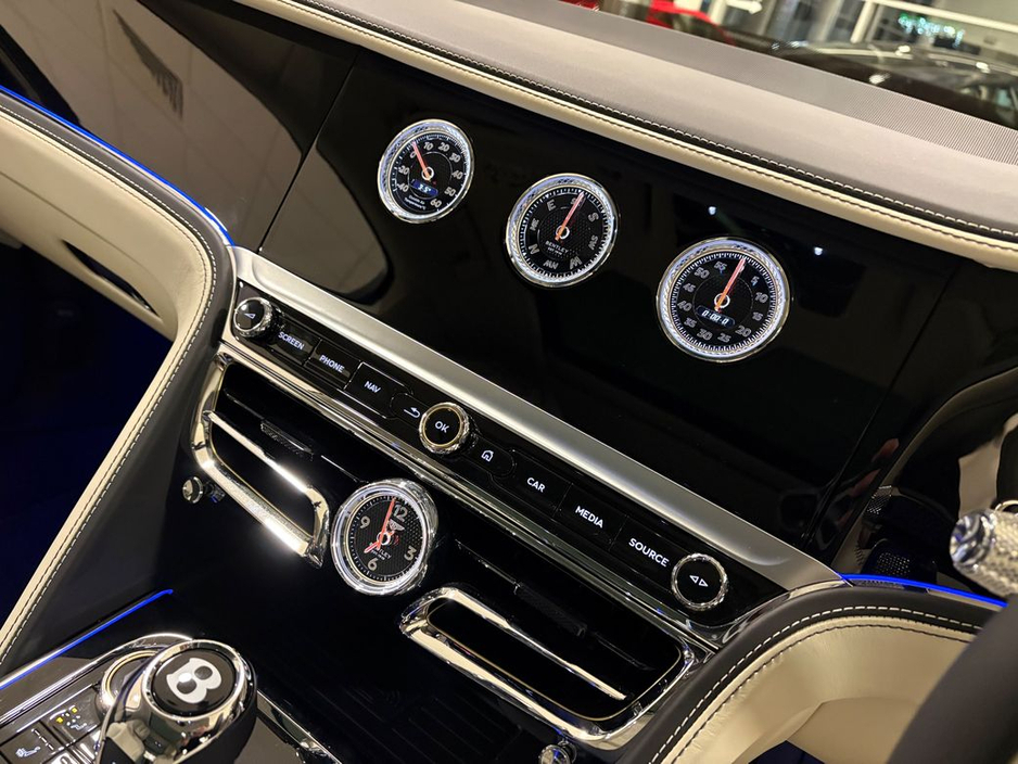 2025 Bentley Flying Spur 3.0 V6 E-HYBRID AZURE=AS NEW//HUGE SPEC=PAN ROOF//BALANCE OF BENTLEY WARRANTY=ONLY €150 ANNUAL ROAD TAX//TAILORED FINANCE PACKAGES AVAILABLE=TRADE INS €249,995