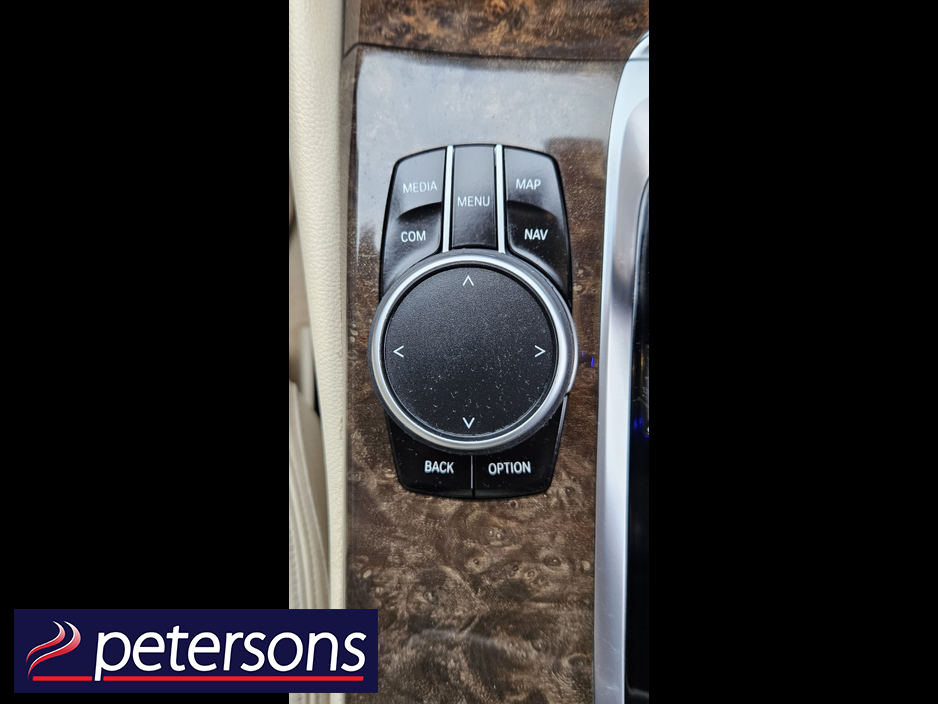 2020 BMW 5 Series - image 26