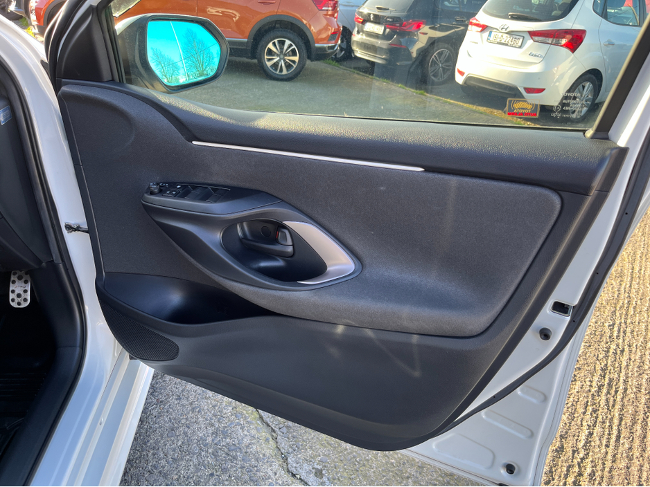 2020 Toyota Yaris - image 12