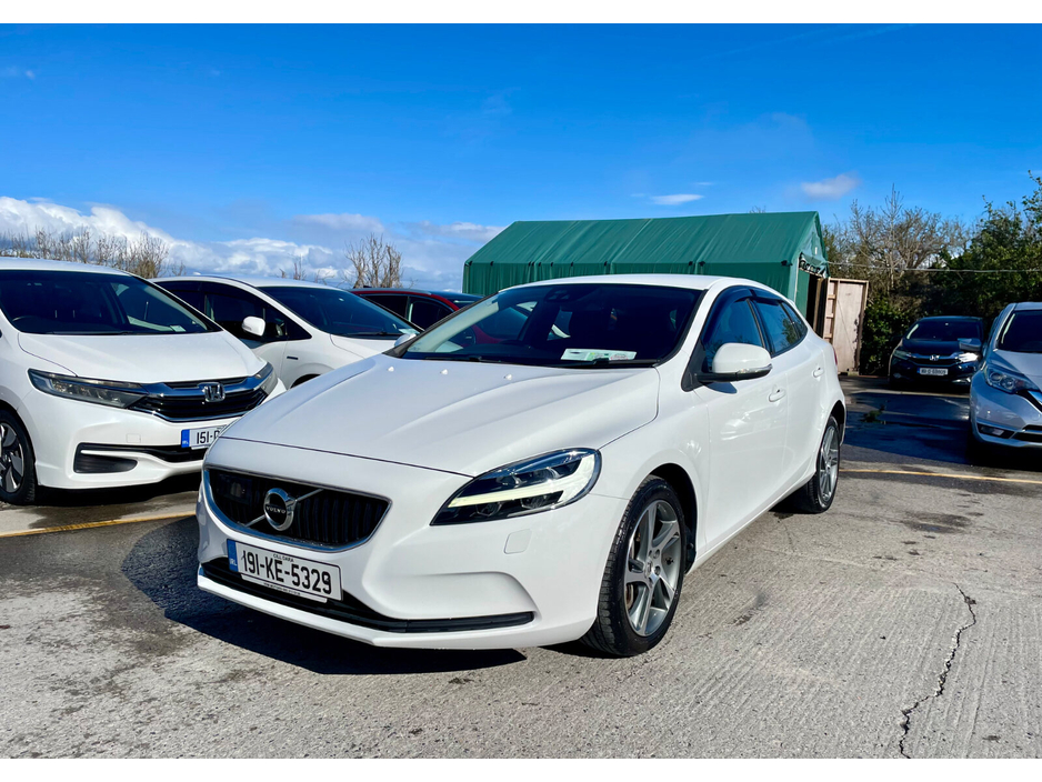 2019 Volvo V40 - image 3