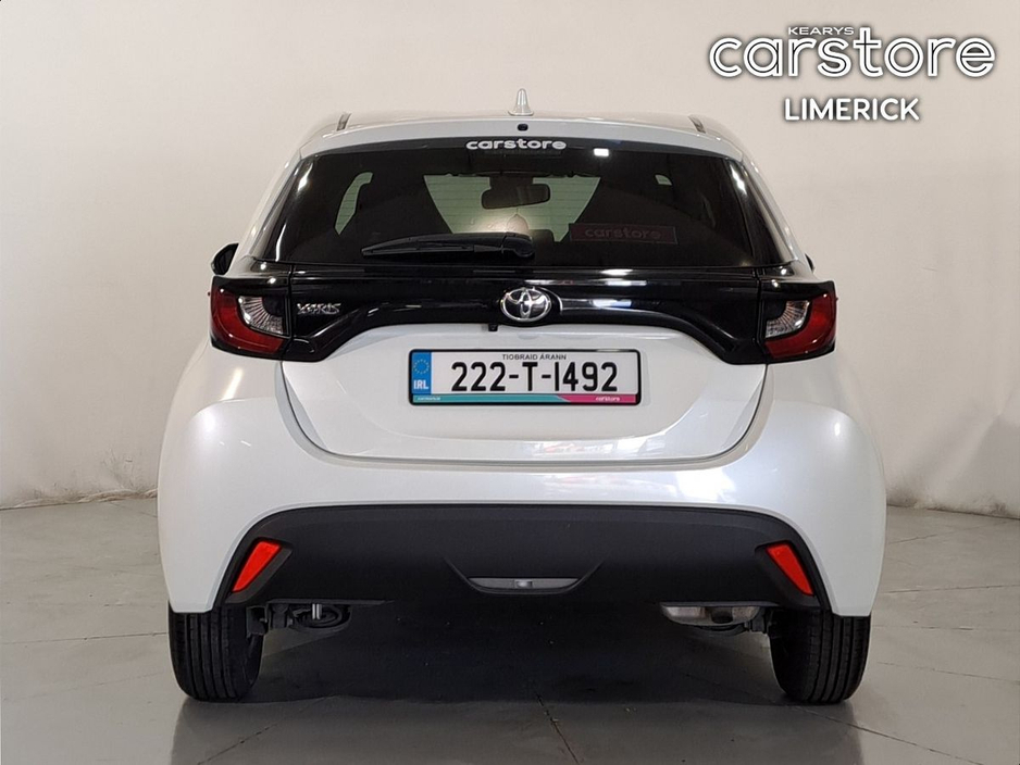 2022 Toyota Yaris - image 4