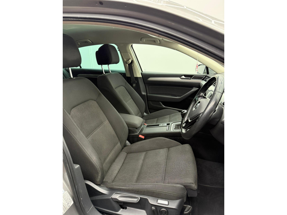 2017 Volkswagen Passat - image 7