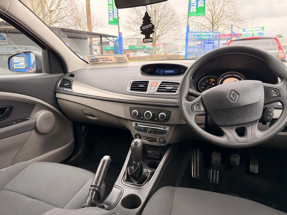 2011 Renault Fluence - image 9