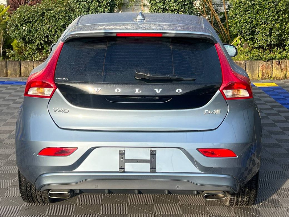 2017 Volvo V40 - image 16