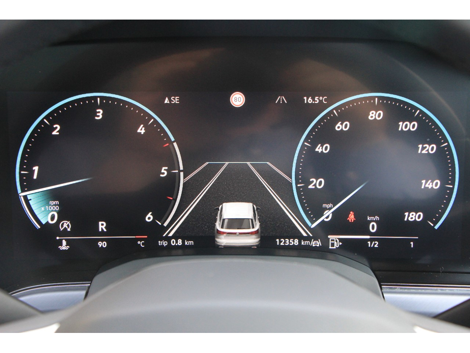 2025 Volkswagen Touareg - image 10