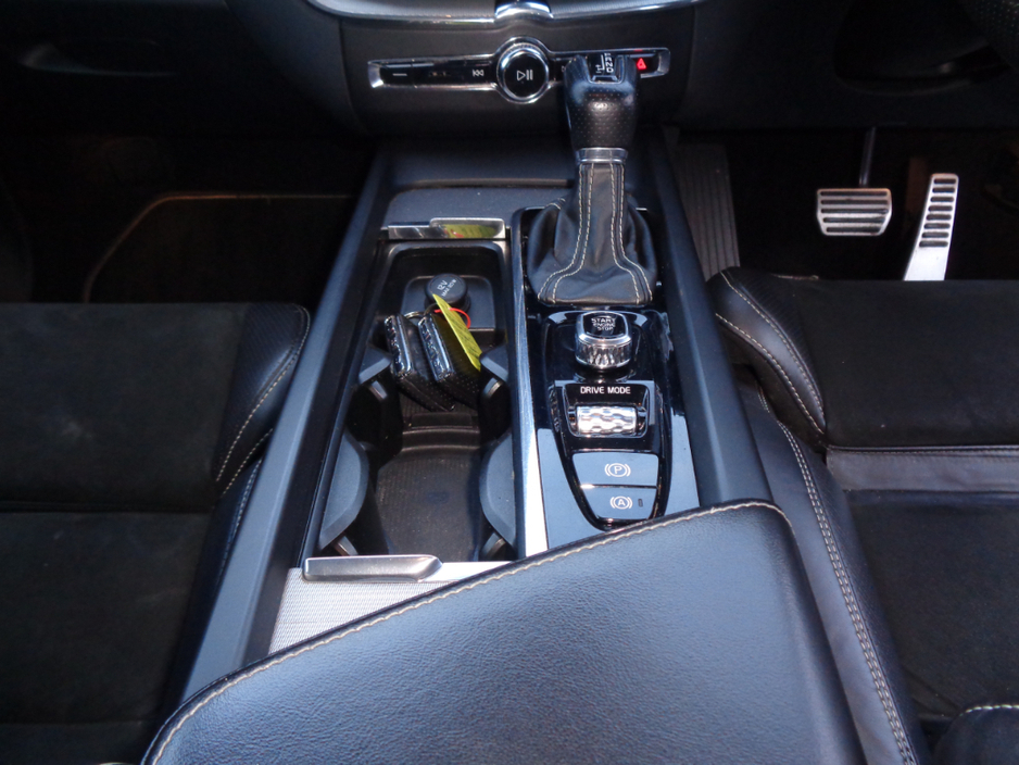 2018 Volvo XC60 - image 12