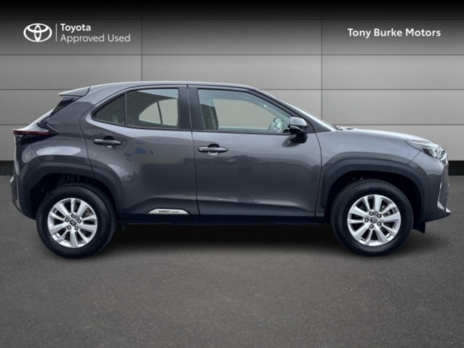 2024 Toyota Yaris Cross - image 3