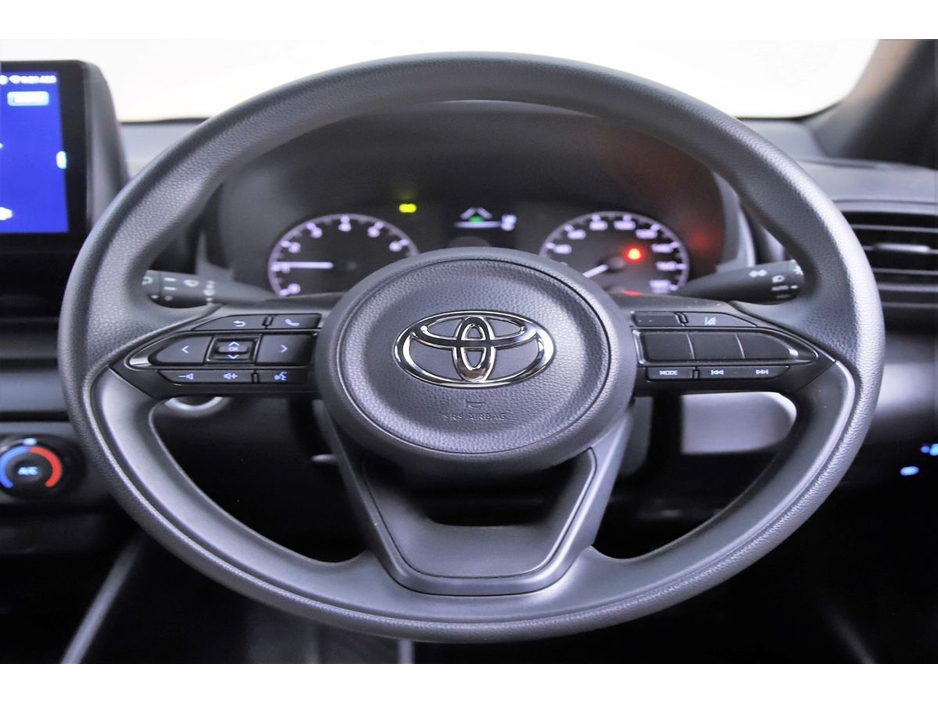 2022 Toyota Yaris - image 17