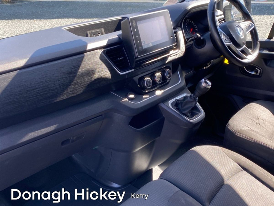 2023 Renault Trafic - image 2