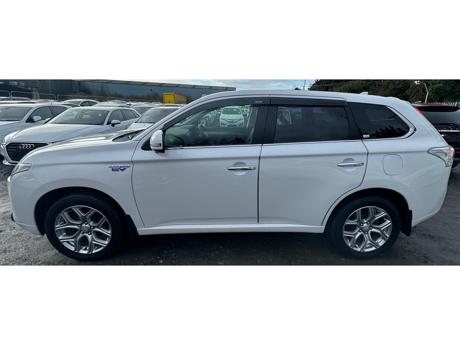 2014 Mitsubishi Outlander - image 7