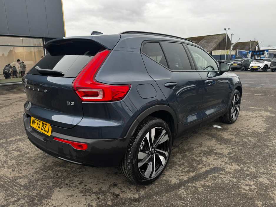 2025 Volvo XC40 - image 3