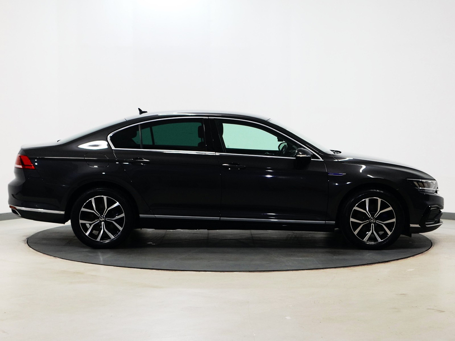2021 Volkswagen Passat - image 2