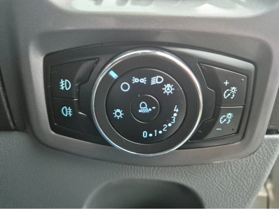 2015 Ford Transit Custom - image 20