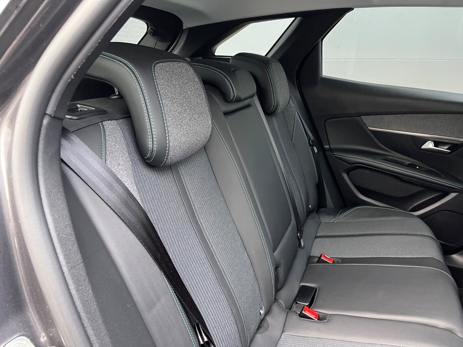 2022 Peugeot 3008 - image 8