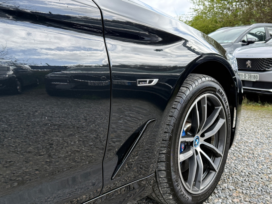 2022 BMW 5 Series - image 13