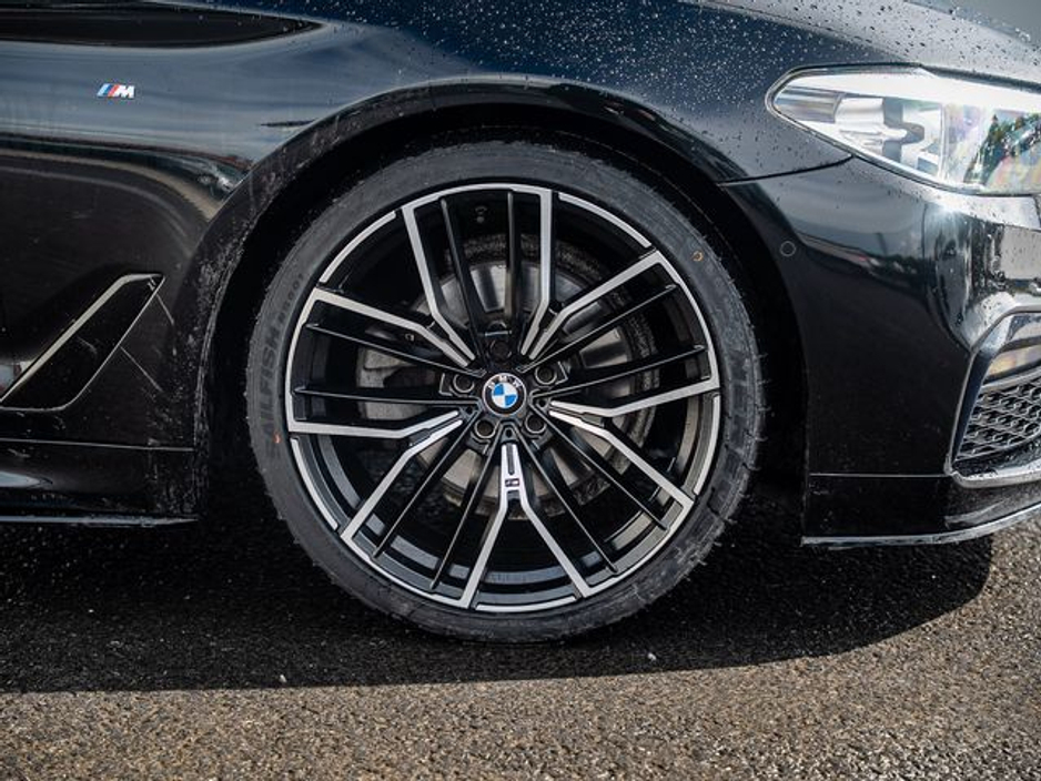 2019 BMW 5 Series - image 3