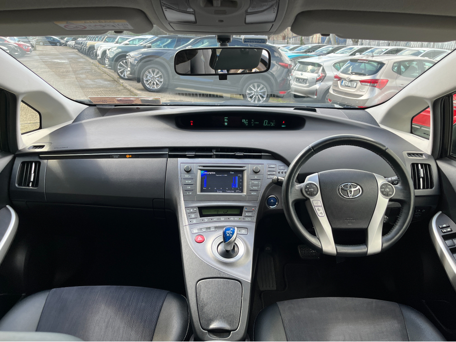 2015 Toyota Prius - image 9