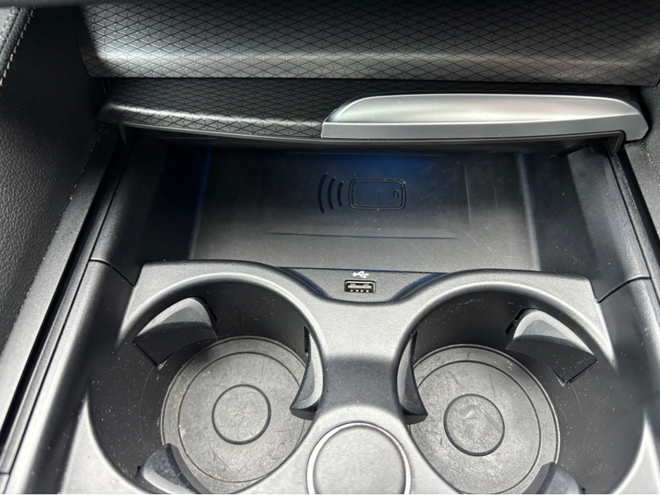 2022 BMW 5 Series - image 19