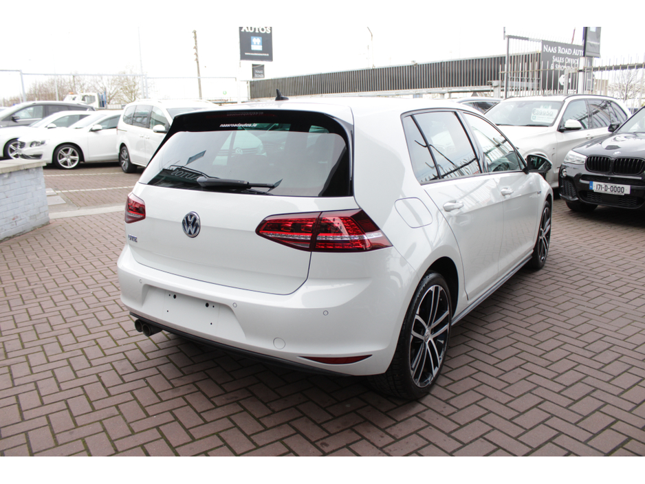 2016 Volkswagen Golf - image 4