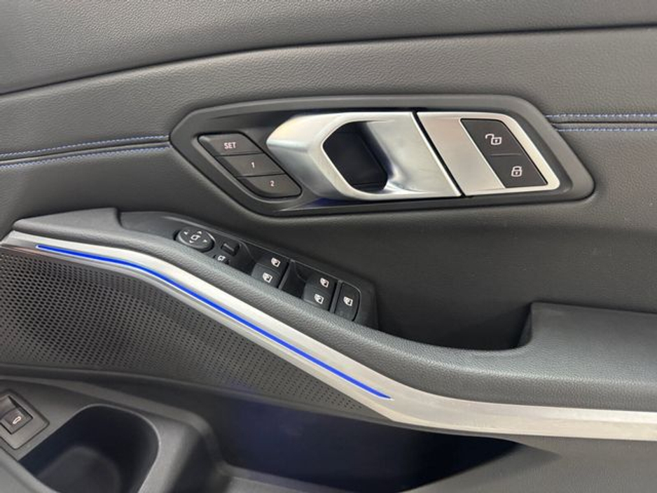 2021 BMW 3 Series - image 12