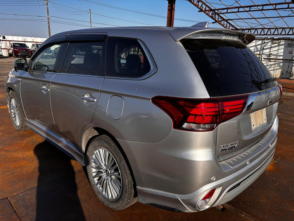 2018 Mitsubishi Outlander - image 9