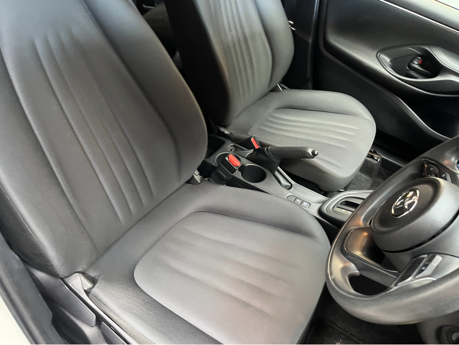 2022 Toyota Yaris - image 9