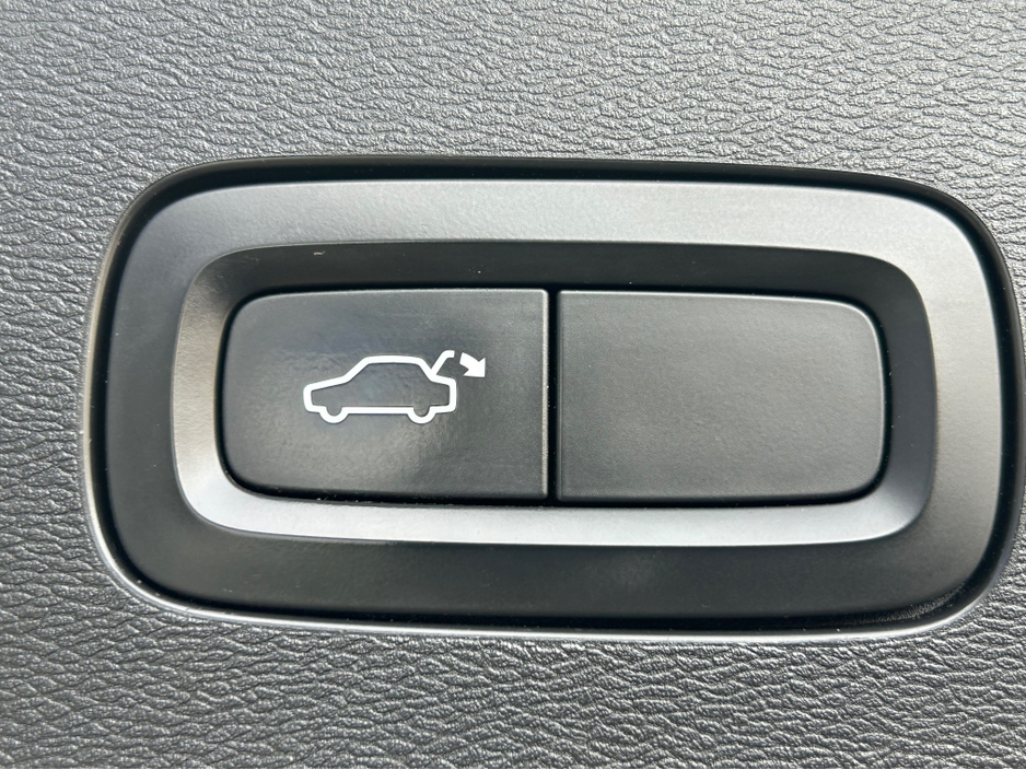 2018 Volvo V60 - image 27