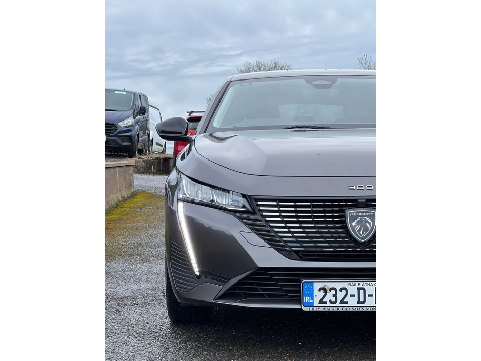 2023 Peugeot 308 - image 5