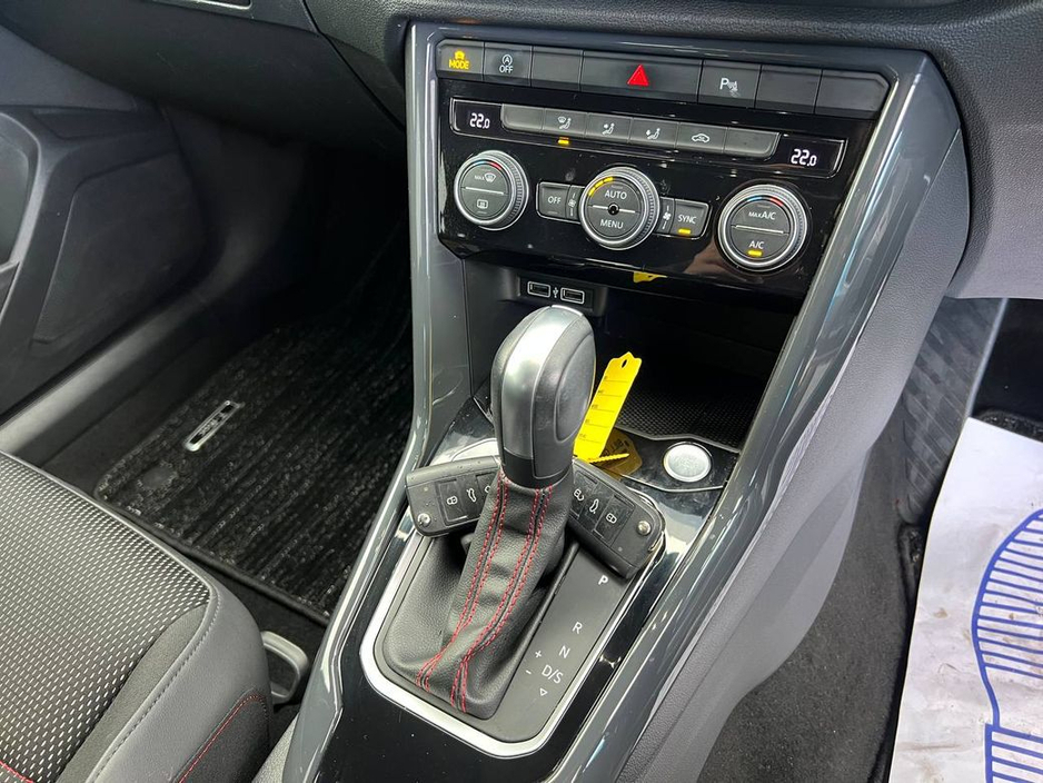 2020 Volkswagen T-Roc SPORT 2.0 TDI // APPLE CARPLAY/ANDROID AUTO // DUAL ZONE CLIMATE CONTROL // 18" ALLOYS €24,900