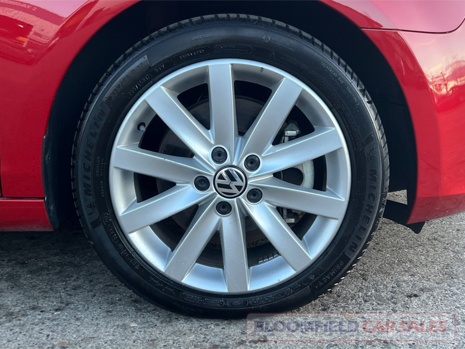 2011 Volkswagen Golf HIGHLINE , SUNROOF // LOW MILEAGE €8,950