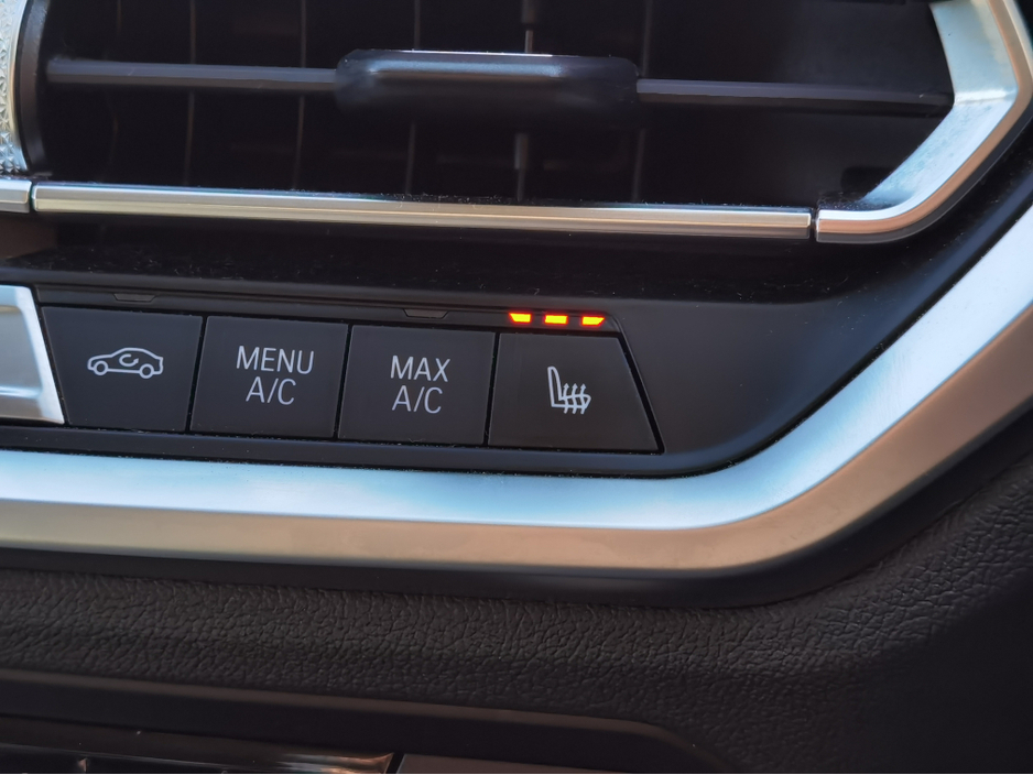 2021 BMW 3 Series - image 17