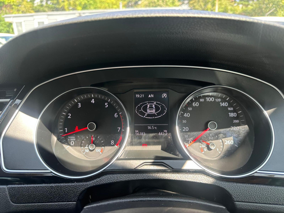 2016 Volkswagen Passat - image 18