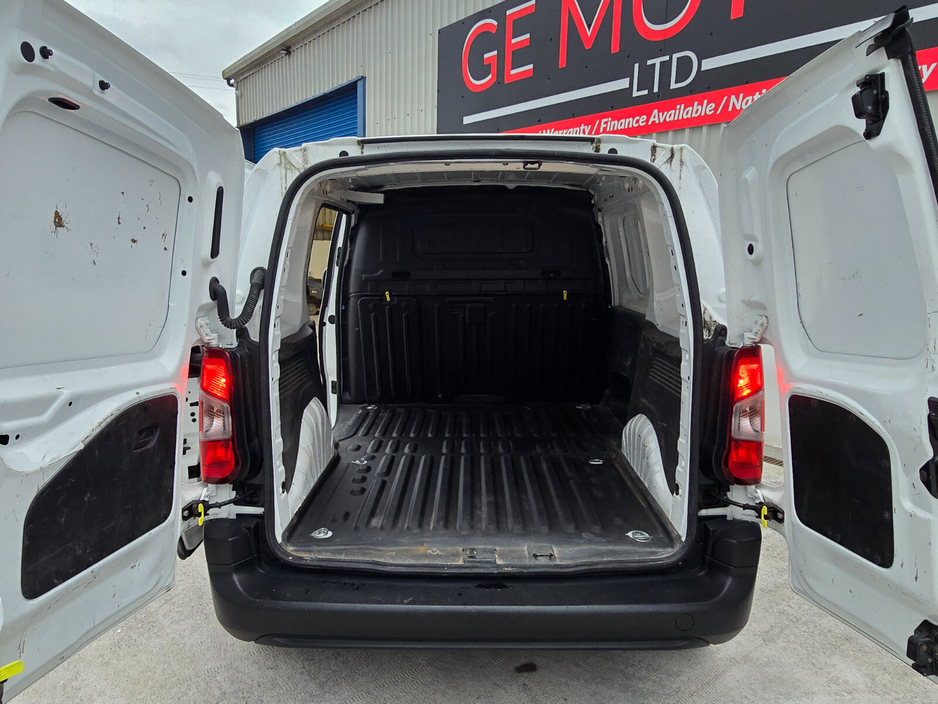 2022 Peugeot Partner - image 16